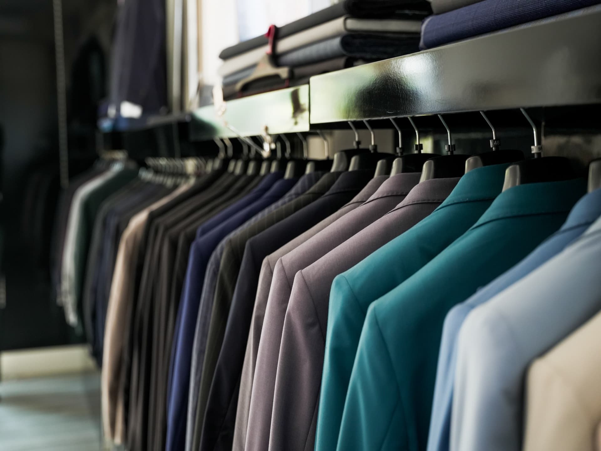 Le giacche della collezione sul rack della sartoria